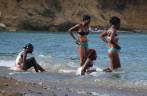 Garotas tomam banho na água do mar, em praia de Cap-Haitien, no norte do Haiti